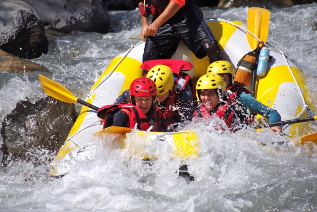 Momento de alegría en el corazón de los rápidos 
